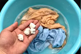 洗衣服时放一粒，不管多脏的衣服，搓一搓立马干净如新，方法真棒视频封面