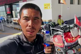 一袋泡面坚持8小时，到达加油站接两桶水！买瓶可乐补充糖分…视频封面