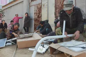 全村筹钱装路灯，一家60元，村民自发帮忙安装，这觉悟！视频封面