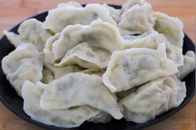 白菜素馅饺子这样调馅，不放肉不放鸡蛋，味道鲜美，营养又好吃视频封面
