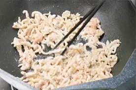 炒肉丝时，直接放淀粉是大错，大厨：学会这3点，肉丝香嫩又入味