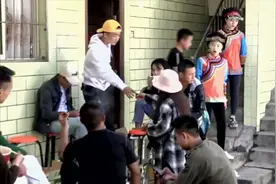 四川一家办喜酒，在地上吃饭，人们好朴实视频封面