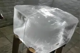冰块到底是什么颜色？家里冻的冰块，为何与商店冰块颜色不一样？视频封面