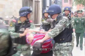 看见：暴恐份子逃往三亚，武警队长带队强攻，一出手瞬间结束任务视频封面