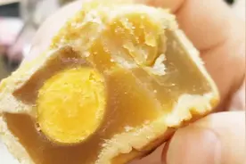 过期的月饼能吃吗，大叔冒死试吃过期月饼，结果如何视频封面