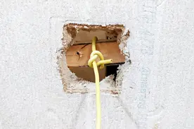 插座背面的孔开得太大，螺丝悬空根本上不紧怎么办？教你轻松固定