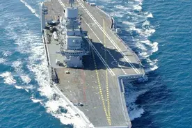 美印“双航母”演习刚结束，就传来一个噩耗，印度航母舰载机坠海视频封面