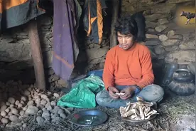 大山底下的母子相依为命，小伙至今没娶媳妇，原来如此不容易视频封面