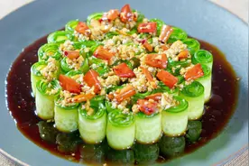 黄瓜别再拍着吃了，切成薄片再卷成卷，这个凉菜好吃又上档次