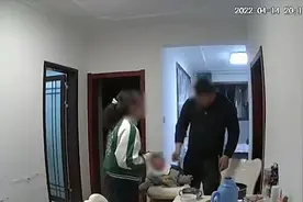 婴儿吃饭时被亲生父亲扇脸殴打 警方：人已抓了在调查中视频封面