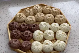 阿源用3种面粉做小笼包，小胖喜欢吃白面的，你喜欢吃什么面的