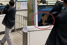 宿舍门口最靓的仔！一学生回宿舍赶上门禁，来段广场舞逗乐宿管视频封面