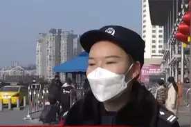 宠物狗悄悄藏袋中 旅客进站安检时被发现