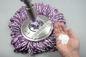 不管拖把有多脏多黑，只需把它放进去，拖把立马就干净，太棒了视频封面