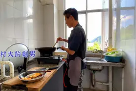 农村大龄男青年，32了还找不到老婆，一个人租房自己做饭自己吃视频封面