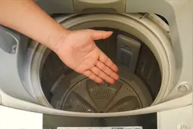 洗衣机用久了比马桶还脏，保洁阿姨教我一招，轻松去除污垢和细菌视频封面