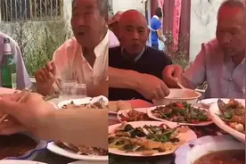 小伙吃席总结出妙招，全程淡定悠闲夹菜，看到身边人网友笑喷视频封面