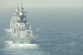 巴铁同时出动两艘054AP护卫舰：一前一后编队开火射击视频封面