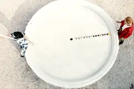 影视：高手之间的台球对决，圆形桌打台球，每杆都是完美弧线球！