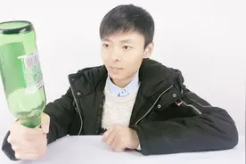 福袋开箱，以为是道具啤酒瓶，对着脑袋就是一下，结果是真的？