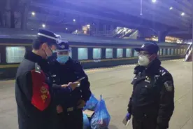 粗心旅客错拿行李箱，暖心民警全力帮找回视频封面