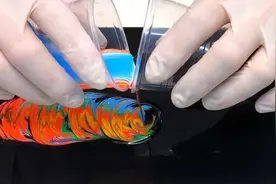 2杯颜料倒出栩栩如生的羽毛，德国抽象艺术家的流体画技法展示视频封面