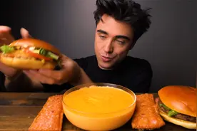 ☆麦当劳覆盆子奶油奶酪派、烟熏培根牛肉吉士堡+芝士浴、冰可乐视频封面