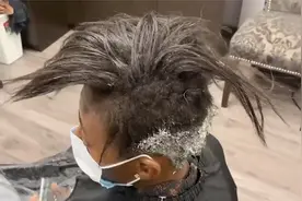 女子脏脏头发好久没洗了，去理发店整理完后，整个人时尚又漂亮视频封面