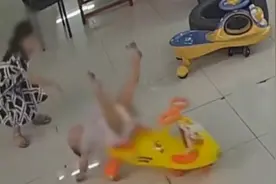 幼童玩扭扭车被女孩推倒后脑着地，家长：对方道歉了视频封面