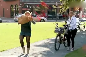 恶搞路人：单车自动鸣笛恶作剧，女子被吓花撒了一地，太逗了视频封面