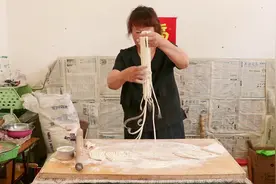山西拉面最简单家常做法，不用蓬灰不用油，爽滑劲道，出锅特别香