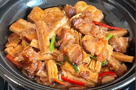 教你餐厅脆皮烧腩焖豆腐做法，香味十足，做法简单好吃又下饭