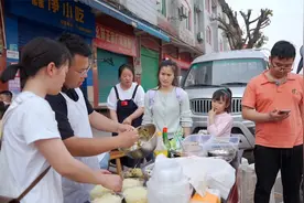 桃子摆摊卖凉面第一天，重要工具居然忘带，还好客人表示理解视频封面