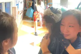 萌娃放假2次转身抱老师大哭，爸爸：她舍不得走，老师也哭了视频封面