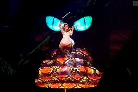 英国达人秀：生菜姐被“毒蛇”环绕的表演，一生只为小提琴！