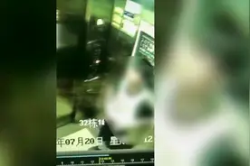 熊孩子电梯内小便，还做鬼脸！如此行为要不得视频封面