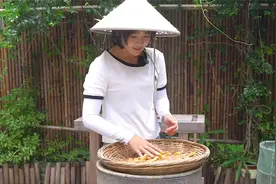 海边人如何晒鲍鱼干？经过渔妹4天的精心晒制，卖的贵是有理由的视频封面
