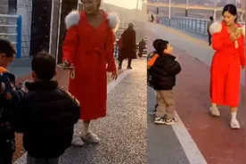 两男孩大街上帮舅舅要美女微信，为帮其脱单操碎心：压岁钱没白给视频封面