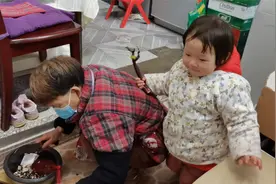一岁多宝宝感冒咳嗽，奶奶连忙自制止咳水，尽量不给小孩吃药视频封面