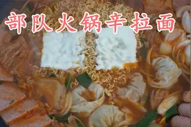 烹饪火腿辛拉面，加入午餐肉香肠等配菜，香味扑鼻非常诱人！