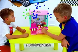 男孩们不想睡觉想玩，可是妈妈不允许，最后男孩们做了件神奇事情视频封面