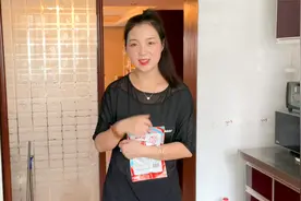 小七解锁辣条新吃法，本以为是黑暗料理，没想到味道还不错视频封面