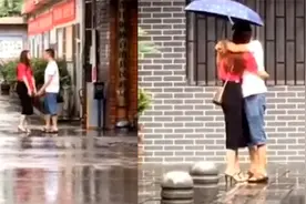 夫妻离婚后民政局门口道别，妻子蹲地泪如雨下，下秒一幕让人泪崩视频封面
