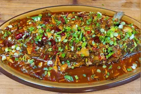 买了一条三斤的大鲤鱼，小伙的做法绝了，吃起来好安逸哟视频封面