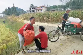 湖北山区农村收稻谷，男女老少齐上阵，就连11岁小孩都在扛稻谷！