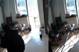 父母3天内相继离世，女子面对空荡荡的房间崩溃大哭，网友破防了视频封面