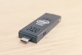 日本造世界上最小的电脑，和USB大小相同，插入显示屏就能使用视频封面