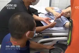 距动脉血管仅几毫米 女子手卡绞肉机 医生急求消防员视频封面