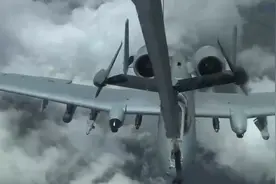 沙特为首的联军：发动了猛烈的空袭，轰炸了也门胡塞武装视频封面