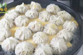 用藕和韭菜做包子，咬一口鲜美多汁，不回缩不塌陷，方法全给你视频封面